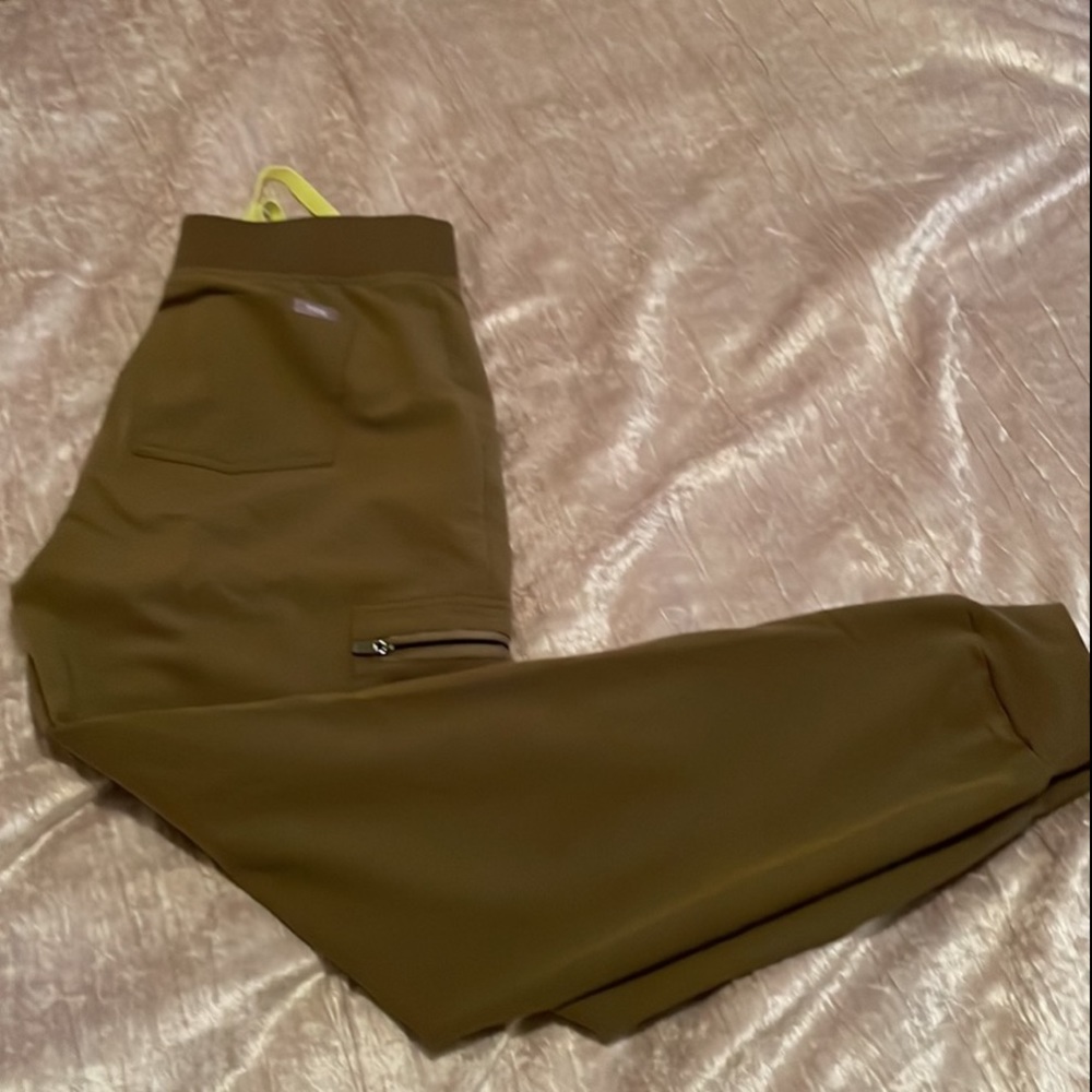 Martini olive figs scrub pants